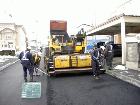 09舗装工合材敷き均し状況